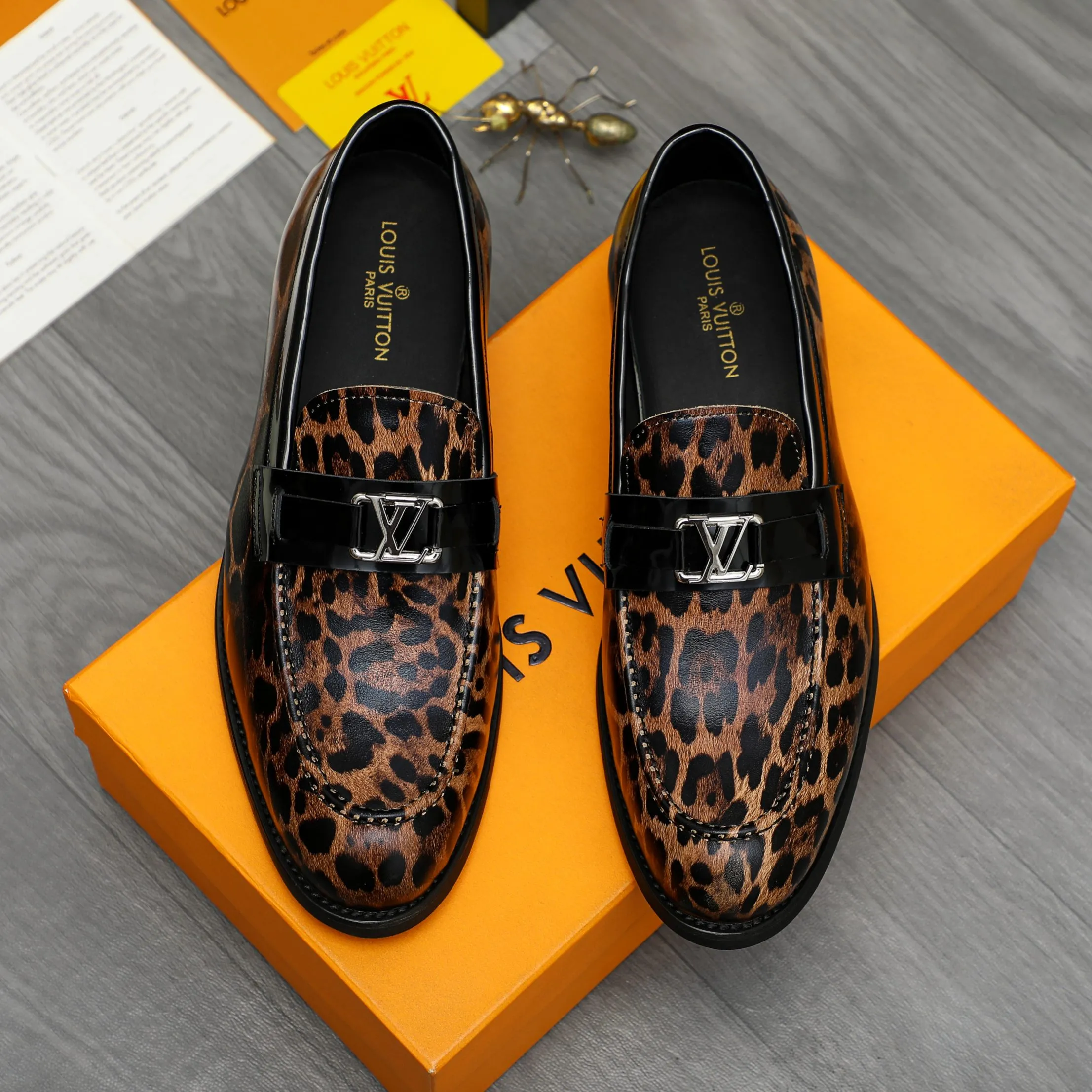 Men's shoes 💰p460 Product trademark: LV "Louis Vuitton" business slip-on leather shoes Regular size: 39-45 (45 is custom-made and non-returnable) Product materials: Selected leopard print cowhide stitching upper, cowhide lining, original rubber outsole